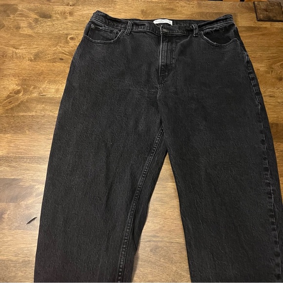 Abercrombie & Fitch The '80s Mom High Rise Jeans in Black Size 33 / 16S - Picture 6 of 8